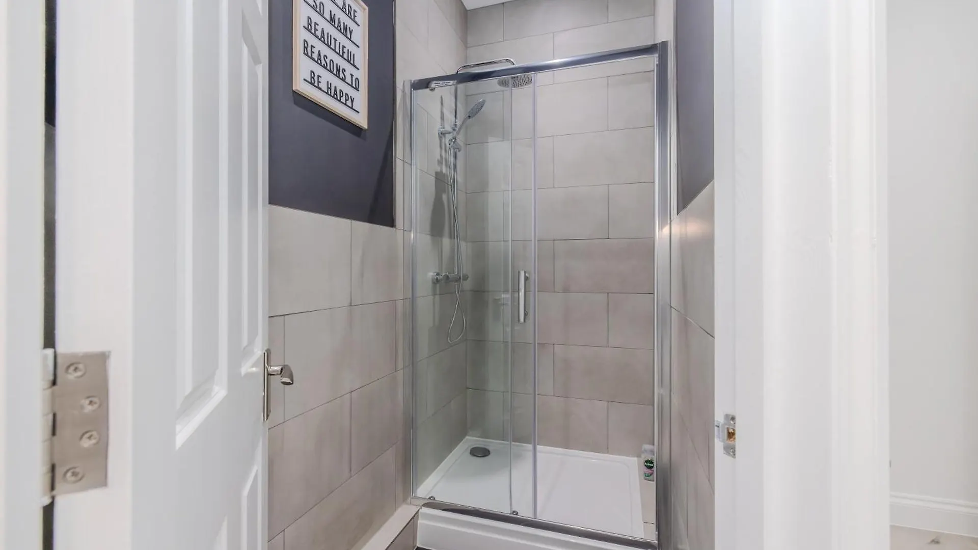 Perfect Holiday Home I 3 Bedroom I 2 Bathroom I Sleep 10 Guests 브라이턴 0*,  영국